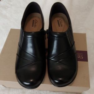 BEAUTIFUL Clarks heeled leather shoes size 8-M, NIB!